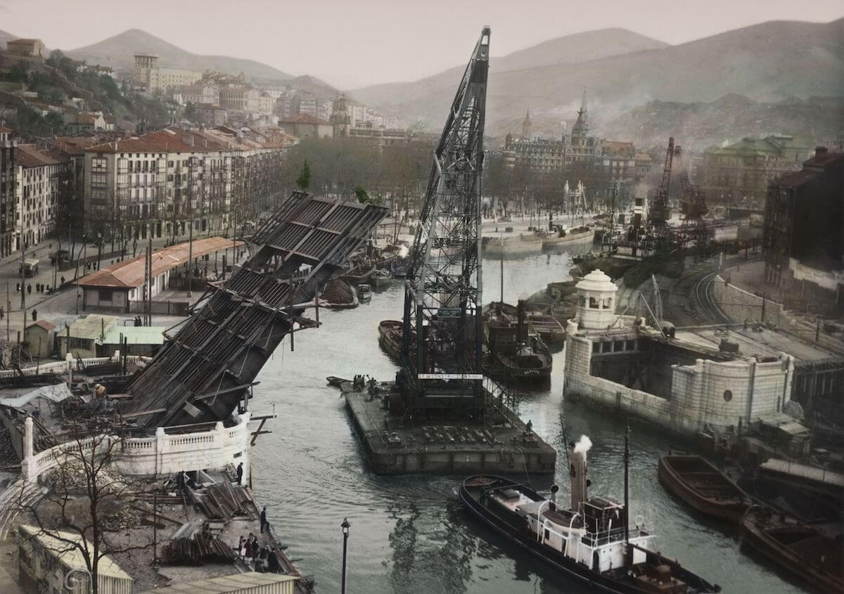 Construcción del nuevo puente basculante de Begoña o del Ayuntamiento, en 1936 / Foto Autoridad Portuaria de Bilbao. Coloreada para un calendario.