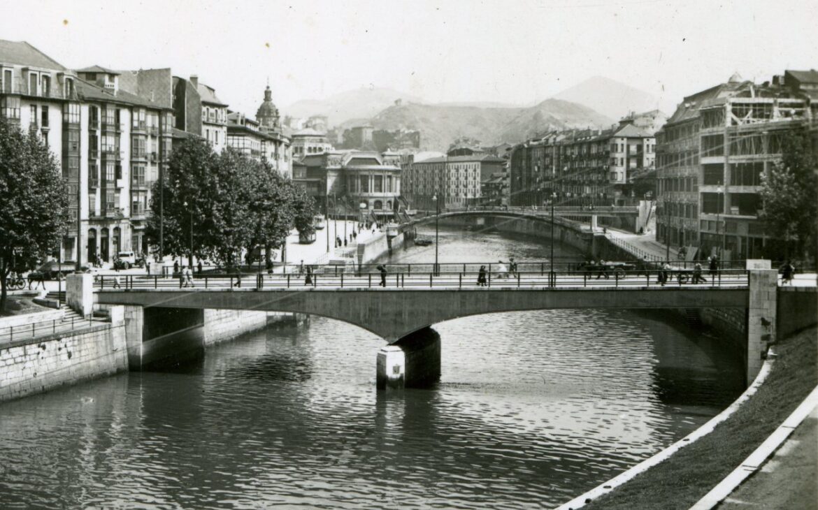 Farolas del puente de La Merced. Bilbao.
