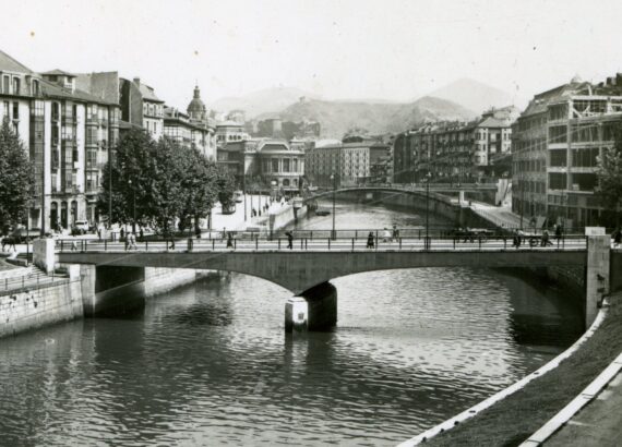 Farolas del puente de La Merced. Bilbao.