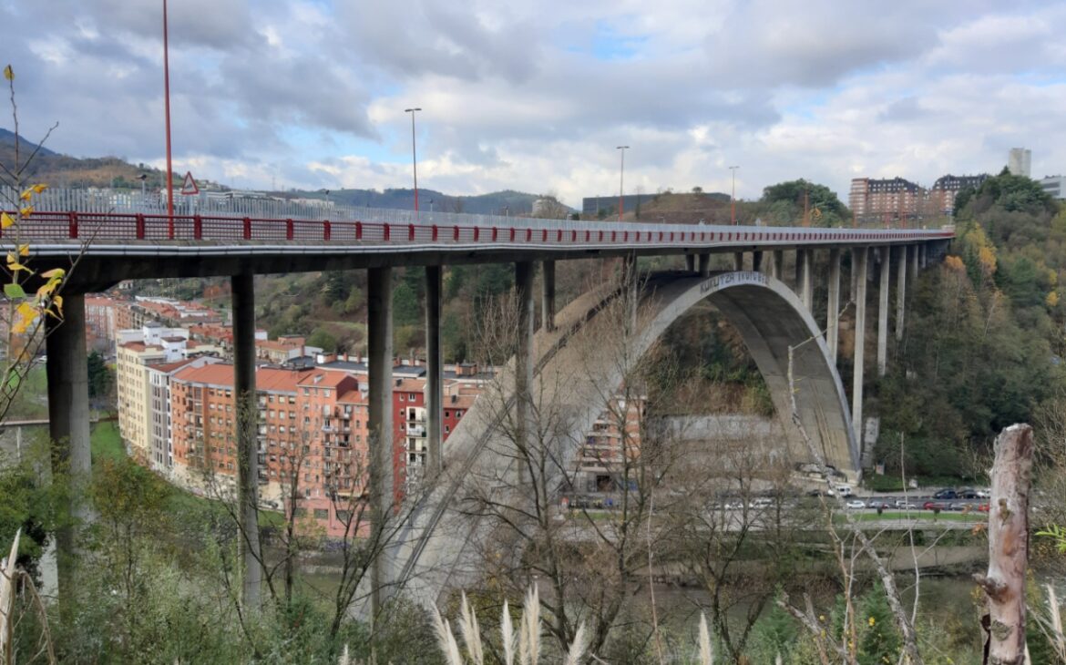 El puente de Miraflores en Bilbao, un arco de 30 años. (I) El urbanismo