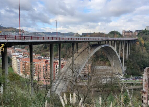 El puente de Miraflores de Bilbao, visto desde la Margen Derecha. / Fotografía: © Joaquín Cárcamo Martínez, Diciembre de 2019.