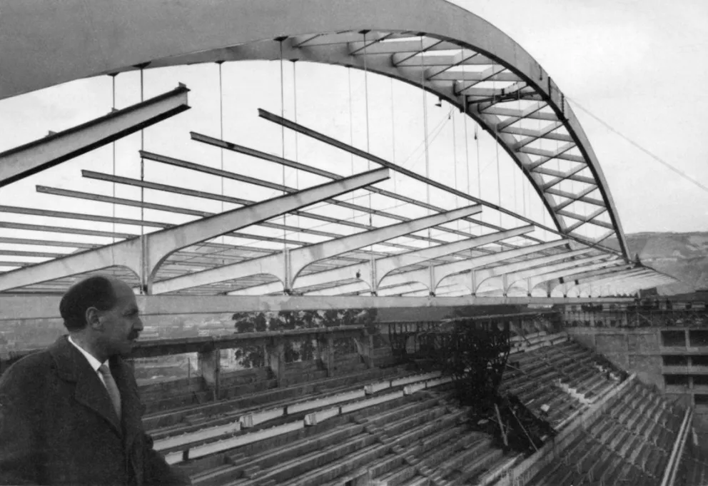 Carlos Fernández Casado en la tribuna del Estadio de San Mamés en Bilbao durante su construcción, / Archivo Carlos Fernández Casado. cehopu.cedex.es