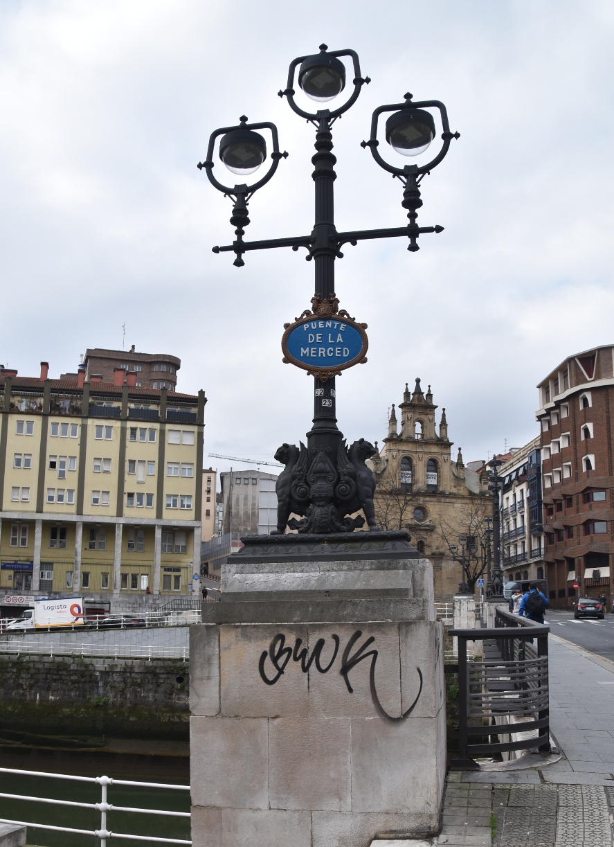 Farola actual del puente de La Merced, Bilbao / Foto: Joaquín Cárcamo Martínez. Febrero de 2025.