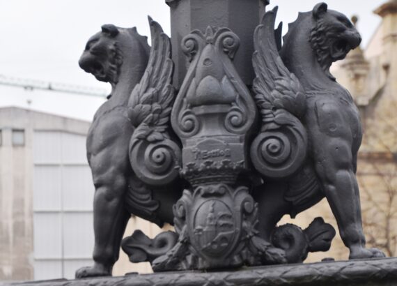 Farola actual del puente de La Merced, Detalle. Bilbao / Foto: Joaquín Cárcamo Martínez. Febrero de 2025.