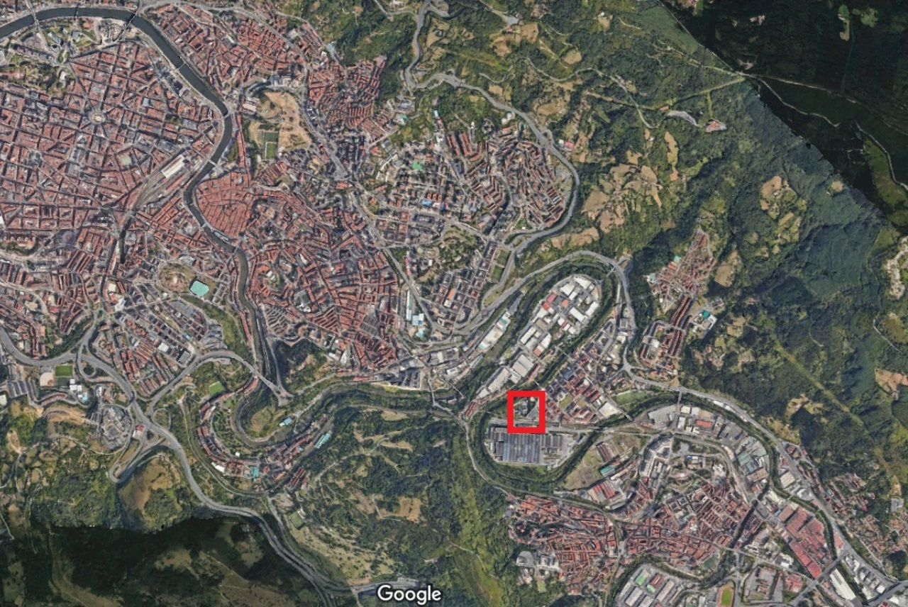 Situación del depósito de agua de la Planta de Arcelor-Mittal en Etxebarri (Bizkaia). / Google Maps, 2025 - Elaboración propia.
