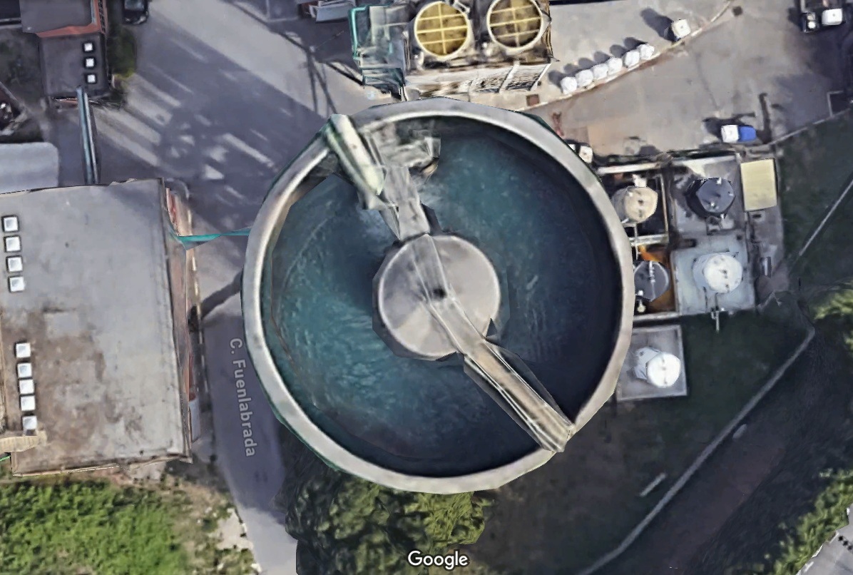 Vista cenital del depósito de agua en la Planta de Arcelor-Mittal en Etxebarri (Bizkaia). / Google Maps, 2025.