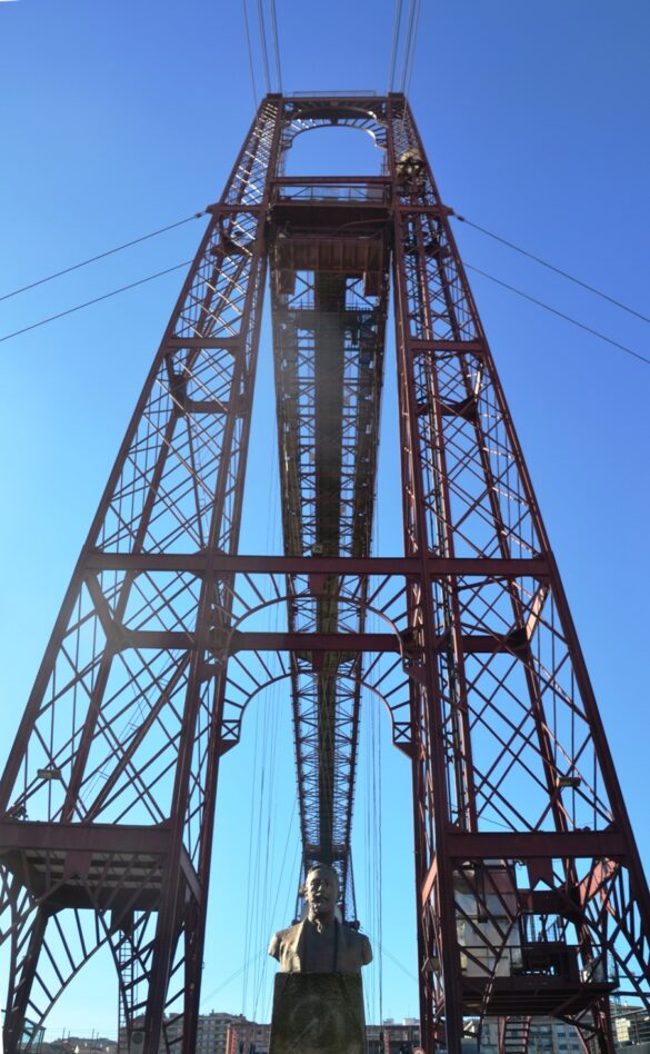 Puente Vizcaya. Vista desde Las Arenas, con el monumento a Alberto de Palacio, /Foto: Joaquín Cárcamo Martínez, enero de 2024.