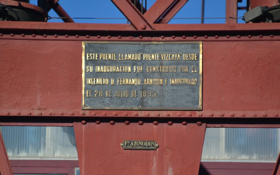 Puente Vizcaya. Vista de las placas de reconocimiento y de construcción colocadas en una de las torres de Portugalete. /Foto: Joaquín Cárcamo Martínez, enero de 2024.