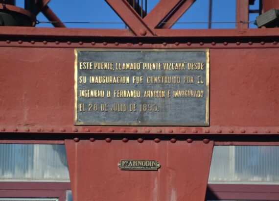 Puente Vizcaya. Vista de las placas de reconocimiento y de construcción colocadas en una de las torres de Portugalete. /Foto: Joaquín Cárcamo Martínez, enero de 2024.
