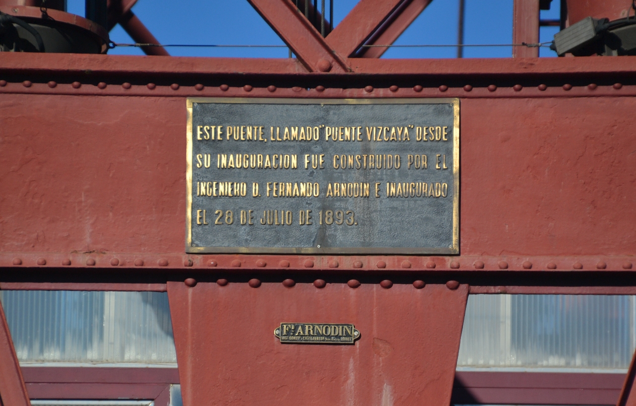 Puente Vizcaya. Vista de las placas de reconocimiento y de construcción colocadas en una de las torres de Portugalete. /Foto: Joaquín Cárcamo Martínez, enero de 2024.