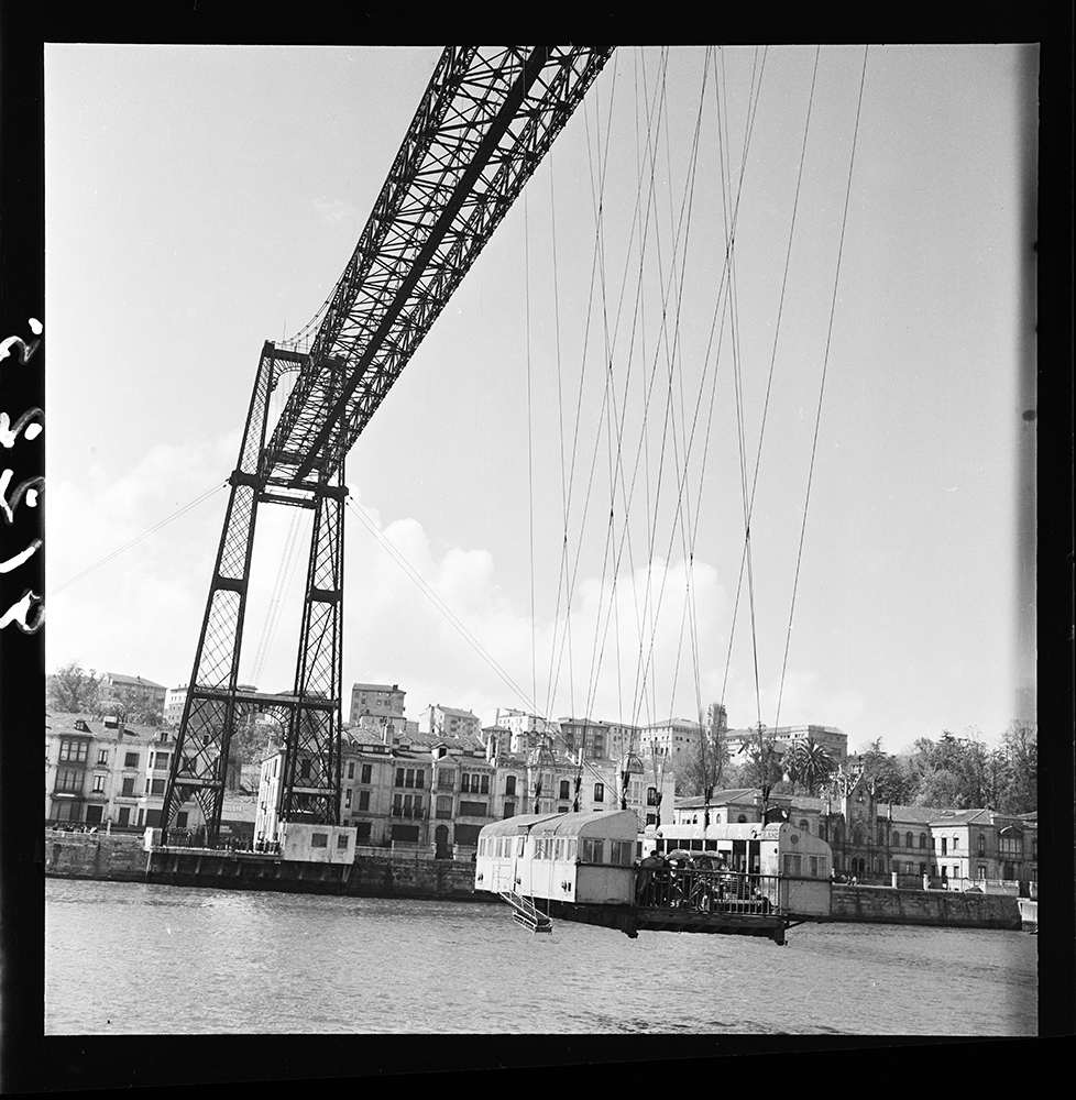 Anterior barquilla del Puente Vizcaya. 11 de marzo de 1963. / Fondo Pando Barrero, J. M.; Número de inventario PAN-BI-00150. (cc) Instituto del Patrimonio Cultural de España, Ministerio de Educación, Cultura y Deporte.
