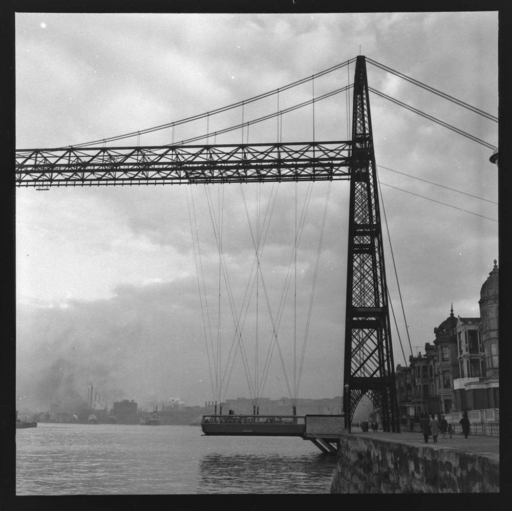 Nueva barquilla del Puente Vizcaya. 18 de febrero de 1965. / Fondo Pando Barrero, J. M.; Número de inventario PAN-098321-9_P. (cc) Instituto del Patrimonio Cultural de España, Ministerio de Educación, Cultura y Deporte.