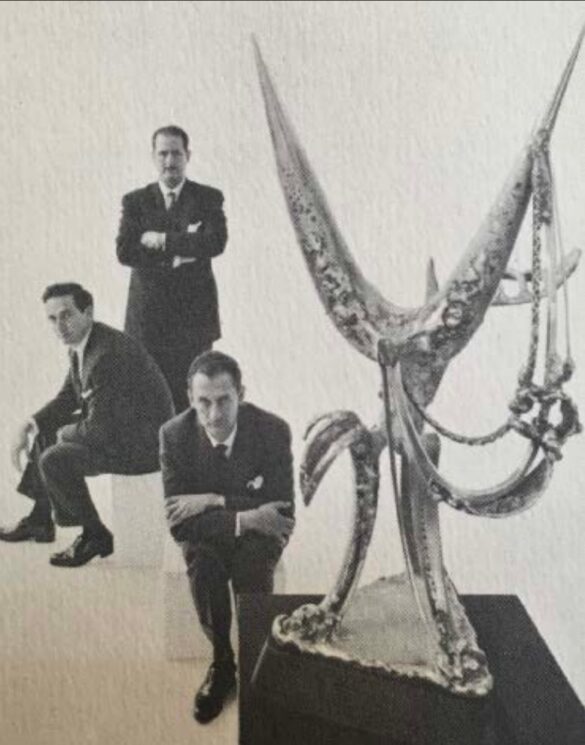 Ganadores del primer Premio Reynolds, Rafael de la Joya, César Ortiz-Echagüe y Manuel Babero Rebolledo, con el premio de escultura titulado “Invocación”, de Theodore Roszak, 1957. / Reynolds Metals Company (Tait Johnson, ACSA, 2022).