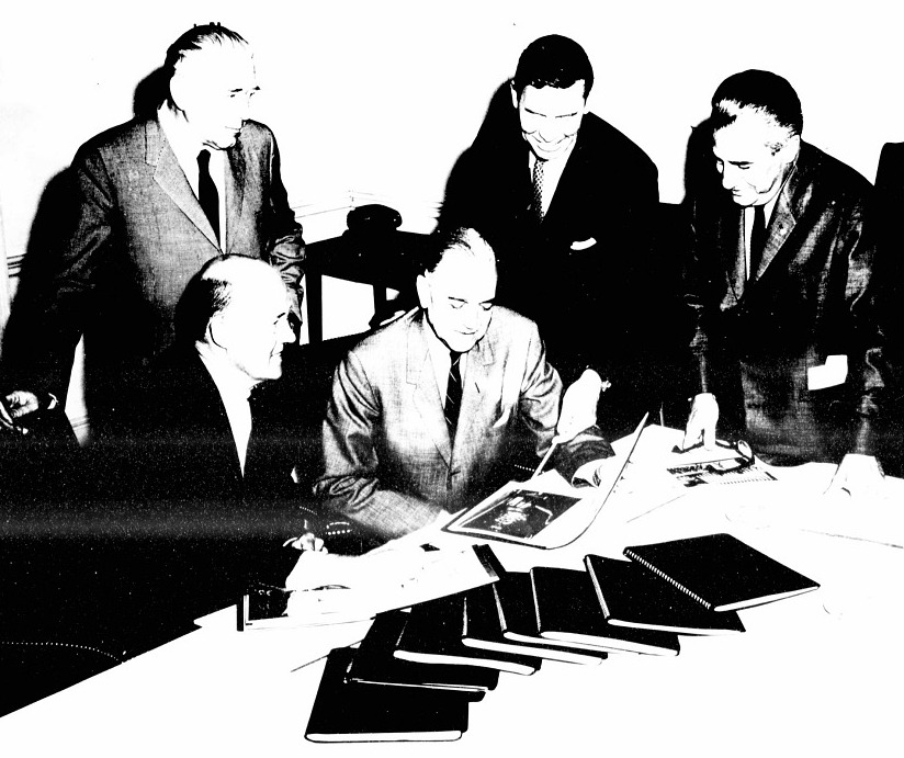 Los miembros del jurado designado por el American Institute of Architects, AIA, revisan las estructuras nominadas para el Premio Memorial R. S. Reynolds de 1965. De izquierda a derecha: el presidente William Stephen Allen, FAIA, San Francisco; Marcel Breuer, FAIA, New York; George Harrell, FAIA, Dallas; Vernon DeMars, Berkeley, Calif.; and Mario Pani, Honorary FAIA, of Mexico City. / Archives on American Art. Marcel Breuer papers.