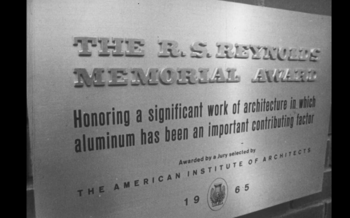 Placa (por supuesto, de aluminio) de reconocimiento al premiado «Leicester University's Engineering Building»
