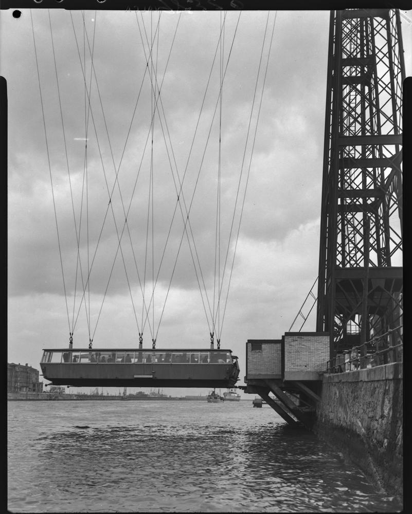Nueva barquilla del Puente Vizcaya. 18 de febrero de 1965. Fondo Pando Barrero, J. M.; Número de inventario PAN-098320_P. (cc) Instituto del Patrimonio Cultural de España, Ministerio de Educación, Cultura y Deporte.