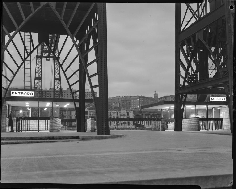 Nueva barquilla del Puente Vizcaya. 18 de febrero de 1965. Fondo Pando Barrero, J. M.; Número de inventario PAN-098303_P. (cc) Instituto del Patrimonio Cultural de España, Ministerio de Educación, Cultura y Deporte.