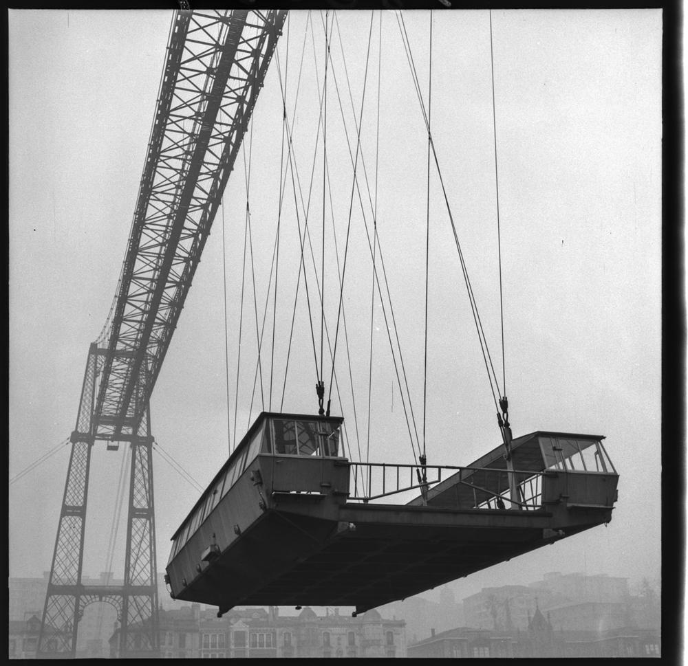 Nueva barquilla del Puente Vizcaya. 18 de febrero de 1965. Fondo Pando Barrero, J. M.; Número de inventario PAN-098300-2_P. (cc) Instituto del Patrimonio Cultural de España, Ministerio de Educación, Cultura y Deporte.