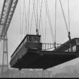 Nueva barquilla del Puente Vizcaya. 18 de febrero de 1965. Fondo Pando Barrero, J. M.; Número de inventario PAN-098300-2_P. (cc) Instituto del Patrimonio Cultural de España, Ministerio de Educación, Cultura y Deporte.