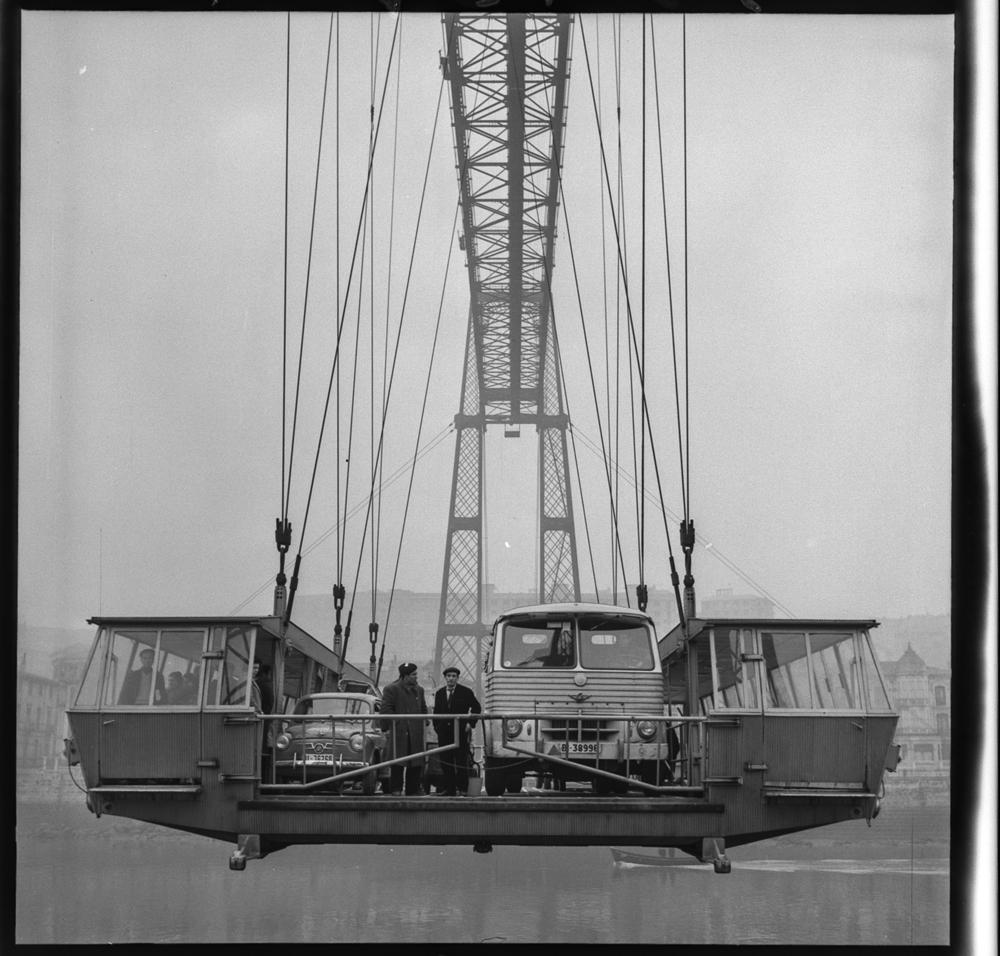 Nueva barquilla del Puente Vizcaya. 18 de febrero de 1965. Fondo Pando Barrero, J. M.; Número de inventario PAN-098313-2_P. (cc) Instituto del Patrimonio Cultural de España, Ministerio de Educación, Cultura y Deporte.