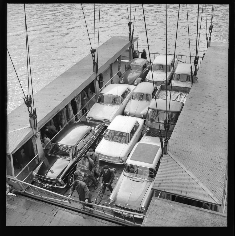 Nueva barquilla del Puente Vizcaya. 18 de febrero de 1965. Fondo Pando Barrero, J. M.; Número de inventario PAN-098321-3_P. (cc) Instituto del Patrimonio Cultural de España, Ministerio de Educación, Cultura y Deporte.