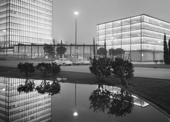Edificios de la filial SEAT de Barcelona: Torre de adiminstración, el espacio de exposición y venta y el depósito de vehículos, / F. Català-Roca. Arxiu Històric del Col·legi d’Arquitectes de Catalunya.