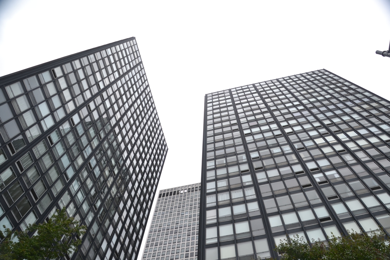 Imagen exterior de los apartamentos Lake Shore Drive de Mies van der Rohe en Chicago, finalizados en 1951. Foto Joaquín Cárcamo Martínez. Octubre de 2019.