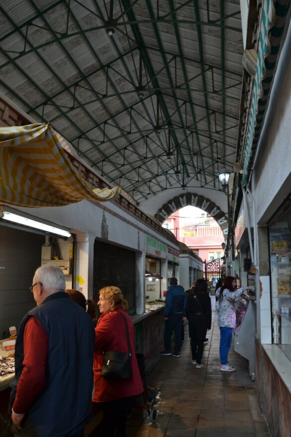Mercado de Salamanca. Vista del interior y distribución de los puestos. / Foto Joaquín Cárcamo Martínez. Dic. 2018.