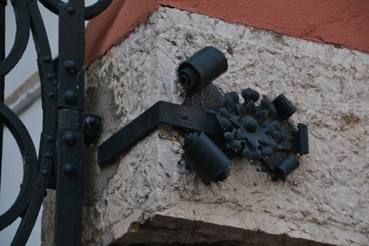 Mercado de Salamanca. Detalle de forja en la verja. / Foto Joaquín Cárcamo Martínez. Dic. 2018.