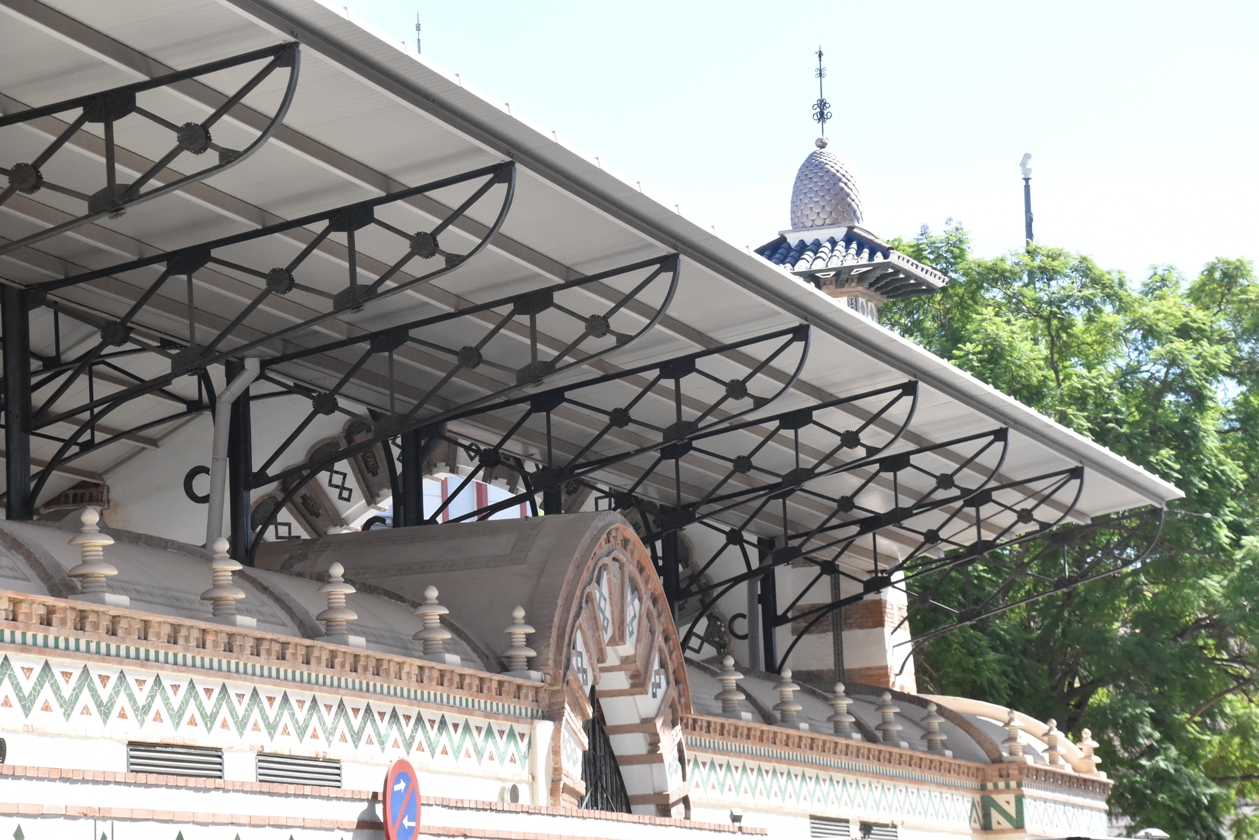 Mercado de Salamanca. Marquesina de la fachada este. / Foto Joaquín Cárcamo Martínez. Sept. 2025.