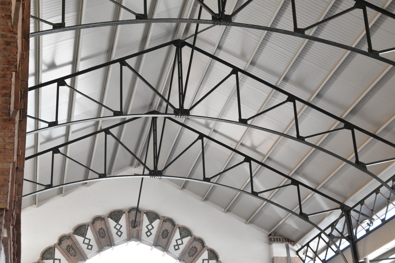 Mercado de Salamanca. Detalle de las cerchas de la cubierta. / Foto Joaquín Cárcamo Martínez. Sept. 2025.