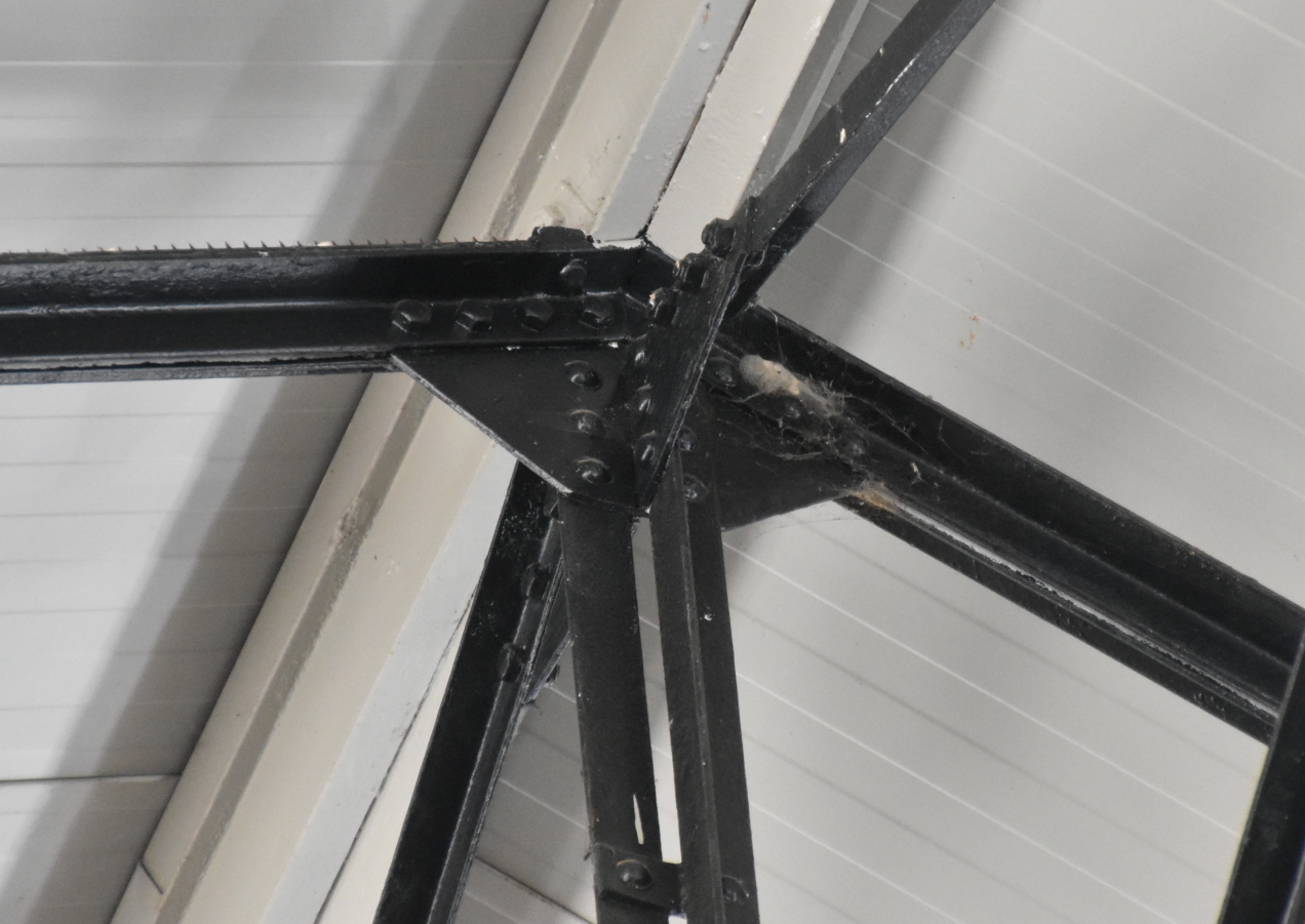 Mercado de Salamanca. Detalle del nudo de cumbrera. / Foto Joaquín Cárcamo Martínez. Sept. 2025.