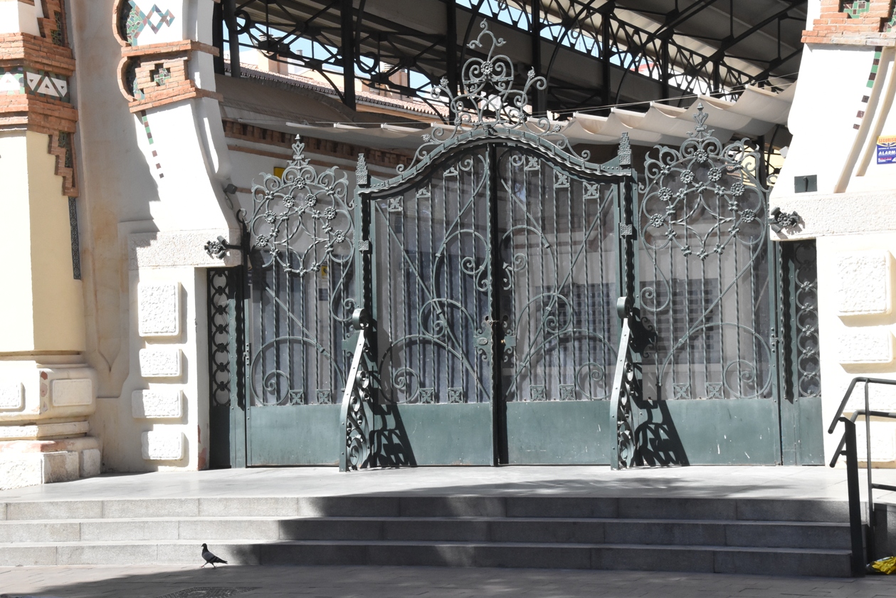 Mercado de Salamanca. Verja de acceso sur. / Foto: Joaquín Cárcamo Martínez. Sept. 2025.