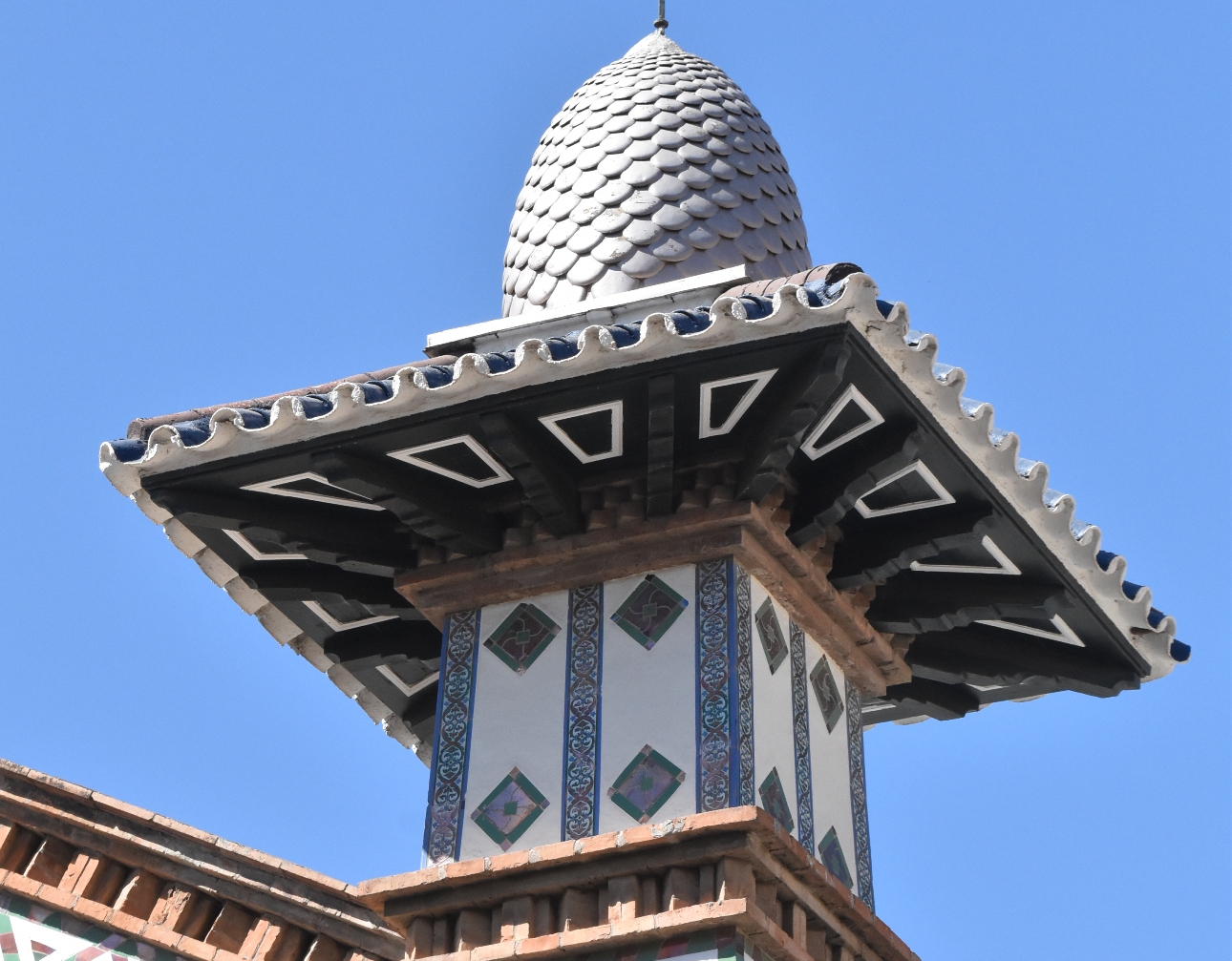 Mercado de Salamanca. Detalle de uno de los cuatro torreones de esquina. / Foto: Joaquín Cárcamo Martínez. Sept. 2025.