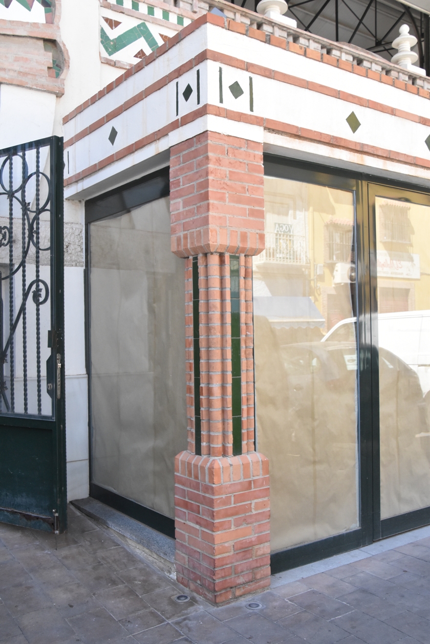 Mercado de Salamanca. Detalle de esquina y nuevos cerramientos en los puestos exteriores. / Foto: Joaquín Cárcamo Martínez. Sept. 2025.