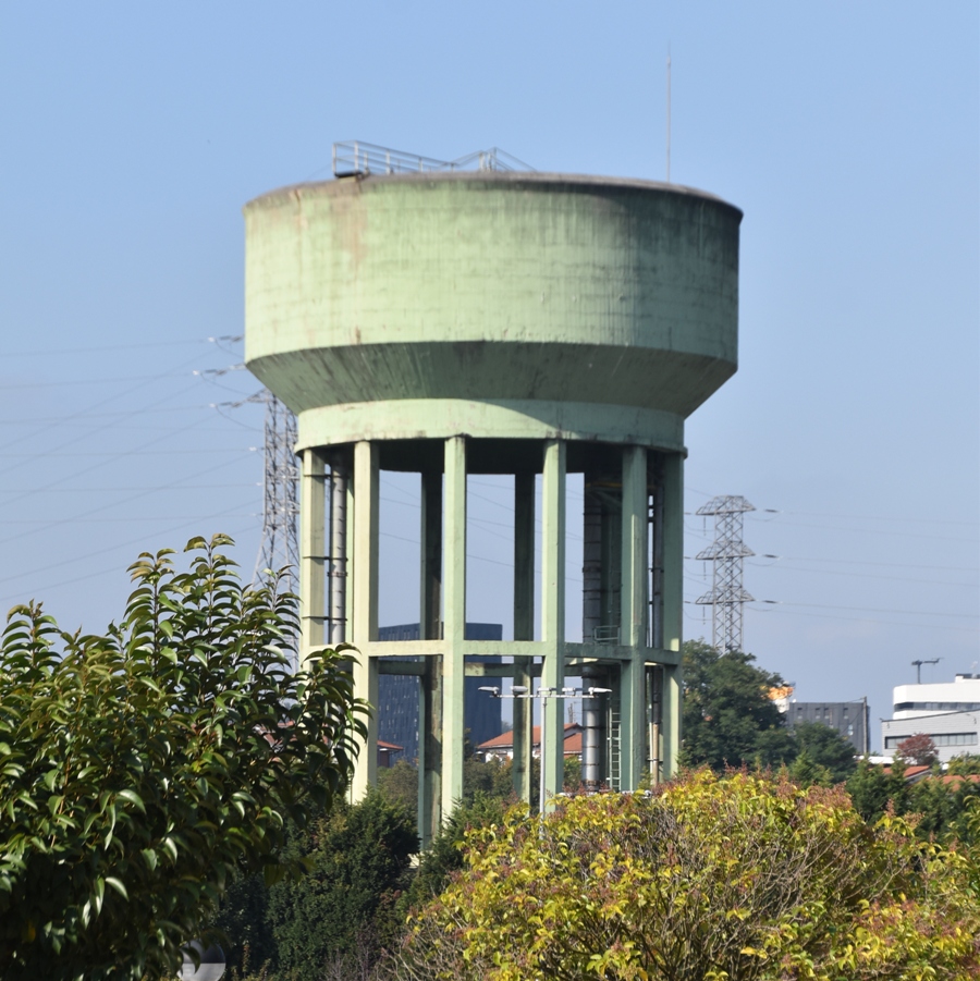 Depósito de agua de la Planta de Arcelor-Mittal en Etxebarri (Bizkaia). / Foto: Joaquín Cárcamo Martínez, 2025.