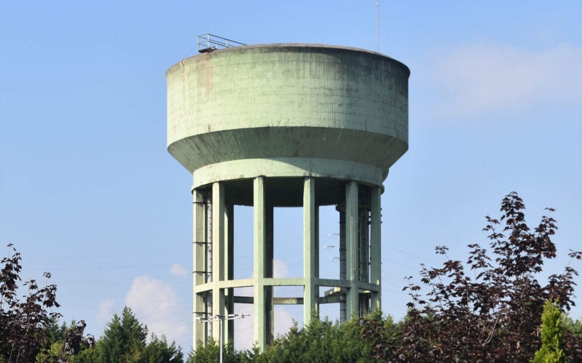 Depósito de agua de la Planta de Arcelor-Mittal en Etxebarri (Bizkaia). / Foto: Joaquín Cárcamo Martínez, 2025.