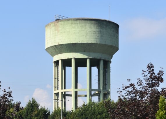 Depósito de agua de la Planta de Arcelor-Mittal en Etxebarri (Bizkaia). / Foto: Joaquín Cárcamo Martínez, 2025.