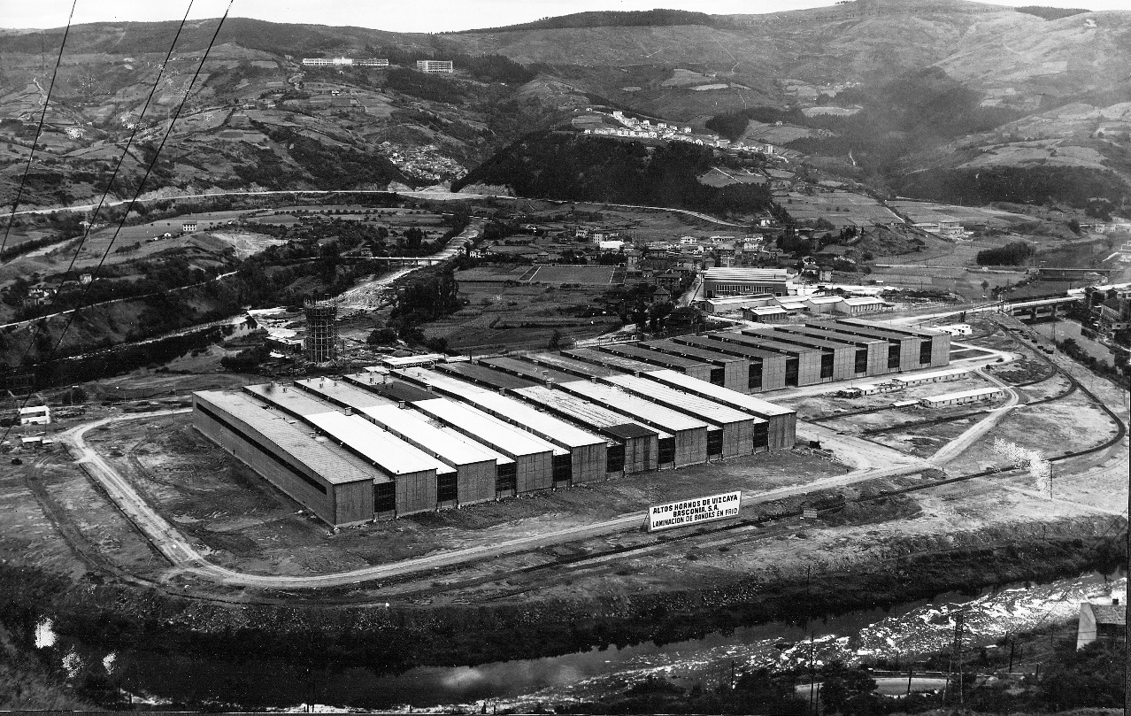 Vista general de las instalaciones del tren de bandas en frío de La Basconia-AHV en Etxebarri en los momentos finales de la construcción del depósito de agua elevado hacia 1959. / Foto: Colección particular.