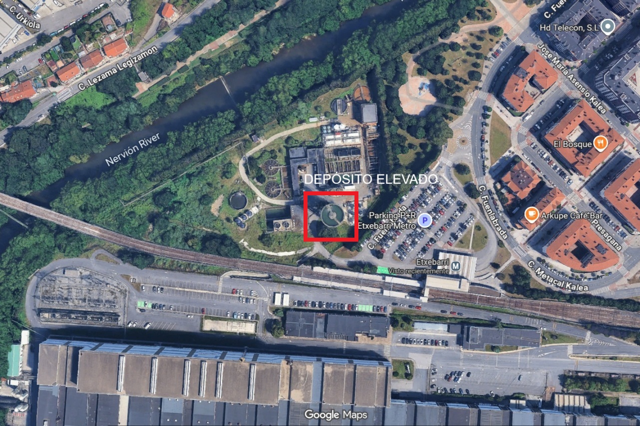Situación del depósito de agua junto a la planta de Arcelor-Mittal en Etxebarri (Bizkaia). / Google Maps, 2026 y elaboración propia.