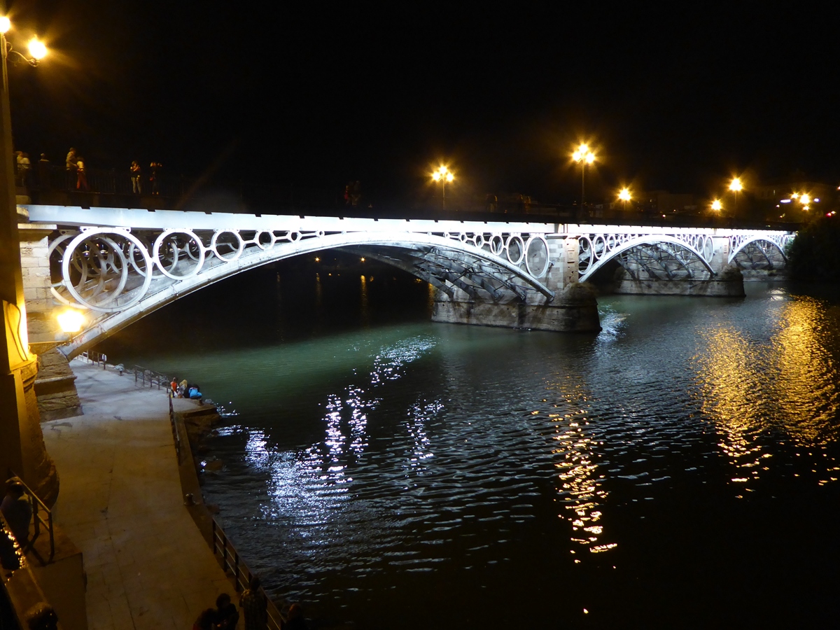 Vista nocturna del Puente de Triana. / Foto: Joaquín Cárcamo, 2018.