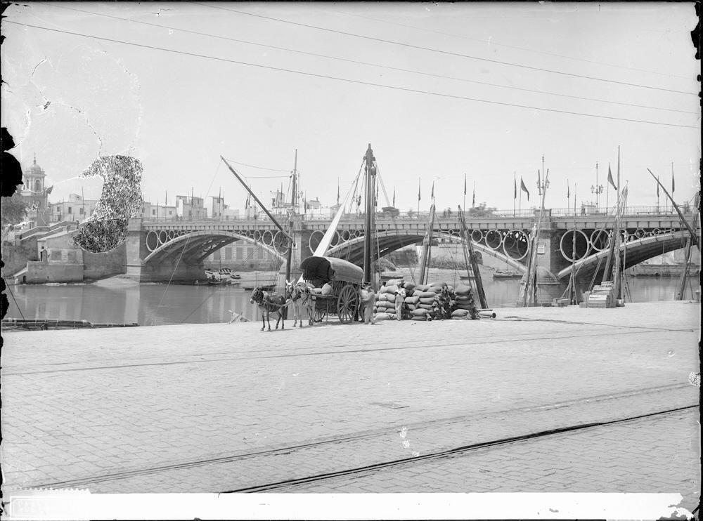 El puente de Triana o de Isabel II de Sevilla. / Archivo Ruiz Vernaci, s/f, IPCE.